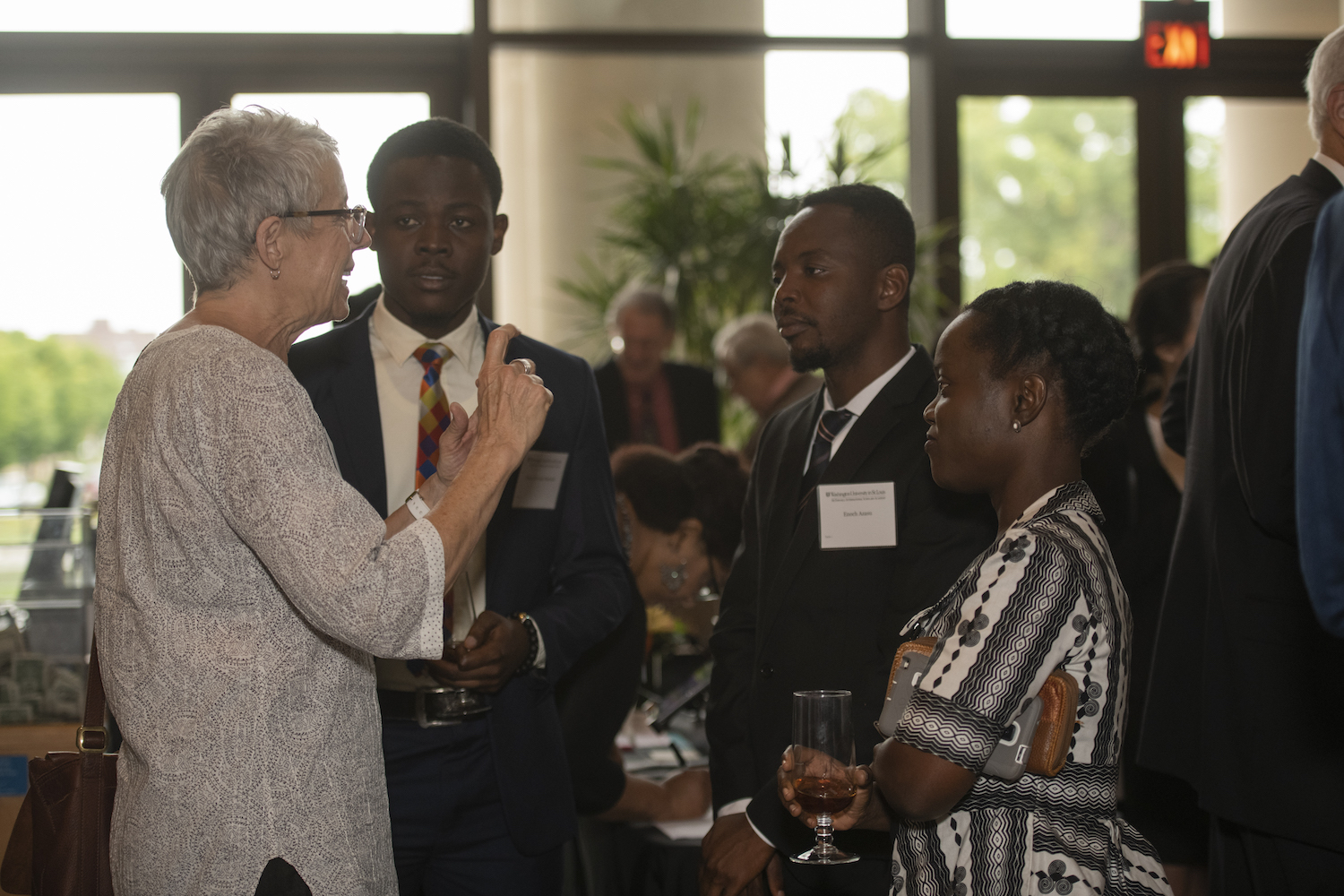 Jean Allman (l), McDonnell Ambassador to University of Ghana during Welcome Dinner for McDonnell Scholars.